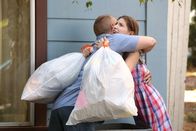 The Middle – Als Darrin (John Gammon, l.) die Klimaanlage der Hecks reparieren soll, kommen bei Sue (Eden Sher, r.) alte Gefühle hoch ...