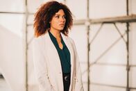 neoriginal: Survivors – Sylvie (Stéfi Celma) stattet der Werft einen Besuch ab.