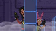 Bob's Burgers – Linda (l.) hat Angst, dass Louise (r.) sie nicht mag und zwingt diese sehr zu deren Missfallen zu einem achtstündigen "Phenomimom"-Semiar