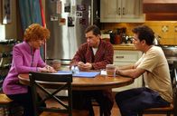 Two and a Half Men – Eines Tages verlangen Alan (Jon Cryer, M.) und Charlie (Charlie Sheen , r.) von Bill, dass er Evelyn (Holland Taylor, l.) die Wahrheit über seine Vergangenheit sagt ...
