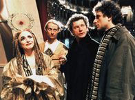 Tatort – Die Kommissare Ivo Batic (Miro Nemec, Mi.) und Franz Leitmayr (Udo Wachtveitl, re.) in der Intrigenwelt der Oper. Hier mit Victor Schefe als "Möchtegern-Radames" und Carola Regnier als "Aida-Rivalin Amneris".