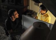 Hawaii Five-0 – Steve (Alex O'Loughlin, l.) und sein Team versuchen Tun Pak (Ethan Garrido, r.), den Sohn von Diktator General Pak zu beschützen ...