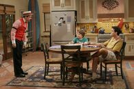Two and a Half Men – (v.l.n.r.) Alan Harper (Jon Cryer); Jake Harper (Angus T. Jones); Charlie Harper (Charlie Sheen)