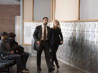 Homeland – Peter Quinn befindet sich nach seiner Giftgasfolter in einer Einrichtung für Kriegsveteranen, während Carrie (Claire Danes, r.) gemeinsam mit Reda Hashem (Patrick Sabongui, l.) für zu Unrecht verfolgte Muslime juristisch kämpft ...