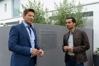 Die Rosenheim-Cops – Die Kommissare Hansen (Igor Jeftić, l.) und Kaya (Baran Hêvî, r.) recherchieren im aktuellen Mordfall.