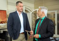Rote Rosen – ARD ROTE ROSEN FOLGE 1840 Uhr im ERSTEN. Thomas (Gerry Hungbauer, r.) erkennt, dass er einen Wahlkampfmanager braucht. Ist Torben (Joachim Kretzer, l.) der Richtige?