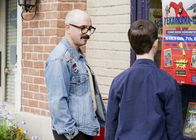 Young Sheldon – Nathan (Steve Burns, l.); Sheldon Cooper (Iain Armitage, r.)