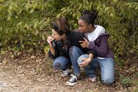 The Passage - Das Erwachen – Dr. Lila Kyle (Emmanuelle Chriqui, l.); Amy Belafonte (Saniyya Sidney, r.)