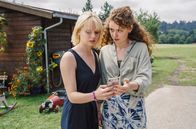 Daheim in den Bergen – Mila Leitner (Nadja Sabersky) zeigt ihrer Freundin Klara (Berit Vander) etwas Wichtiges auf dem Handy