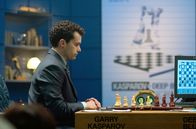 Rematch – Garry Kasparov (Christian Cooke) beginnt die letzte Partie gegen den Supercomputer „Deep Blue“.