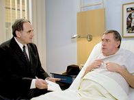 In aller Freundschaft – Dr. Konrad Fuchs (Gerd Udo Feller, links) hat im Nachlass seiner Frau eine Hotelrechnung gefunden, die ihn vermuten lässt, dass seine verstorbene Frau ein Verhältnis mit einem anderen Mann hatte. Als er seinen Bruder Henning Fuchs (Wilfried Dziallas) danach fragt, weiß er angeblich von nichts.