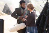 Der Geist im Glas – Jakob (Pablo Grant)und Sophia(Sofie Eifertinger)versuchen sich vor dem Geist zu verstecken