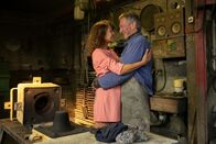 Der Bergdoktor – Nach dem Tod seiner Frau ist Lorenz Kofler (Johann Schuler) wieder glücklich mit Hanne Weiß (Angela Roy).