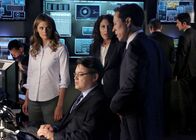 Castle – Kate Beckett (Stana Katic, l.) hofft auf die Hilfe von Agent Richmond (Peter James Smith, vorne sitzend), Chief Carl Villante (Yancey Arias, vorne r.) und Agent Rachel McCord (Lisa Edelstein, hinten M.) ...