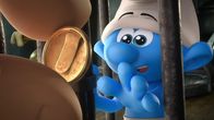 Die Schlümpfe – Der gefangene Clumsy bekommt von Gargamel ein Zauberamulett angeboten.