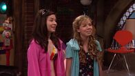 iCarly – L-R: Carly Shay (Miranda Cosgrove), Sam Puckett (Jennette McCurdy)