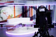 Wir im Saarland - Service – TV Morgenstudio mit Kamera und Licht. Videokameraobjektiv - Vorführung im TV-Studio. Fernsehstudio mit Innen- und Kamerabild .