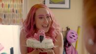 Hullraisers – Toni (Leah Brotherhead) hat alles gegeben, um für ihre Tochter die beste Flamingo-Geburtstagsparty aller Zeiten zu veranstalten. Doch kurz bevor es losgehen soll, kommt alles anders.