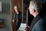 Tatort – Ein prüfender Blick in den Spiegel: gibt es Ähnlichkeiten zwischen Max Ballauf (Klaus J. Behrendt) und dem Jungen auf dem Passfoto?