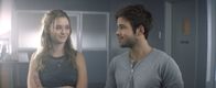 Tell Me How I Die – Anna (Virginia Gardner) und Den (Nathan Kress) wollen gegen Bezahlung an einer Medikamenten-Studie teilnehmen.