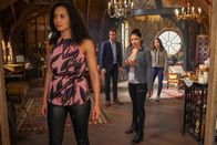 Charmed – v.l.n.r.) Macy Vaughn (Madeleine Mantock); Harry Greenwood (Rupert Evans); Mel Vera (Melonie Diaz); Maggie Vera (Sarah Jeffery)