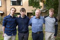 Re: – Ian Mucklejohn mit seinen drei Söhnen Piers, Ian und Lars. Er zog seine Drillinge alleine groß.