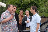Die Rosenheim-Cops – Robert Lappich (Jan Messutat, r.) kann den beiden Kommissaren Hofer (Joseph Hannesschläger, l.) und Torsten Voß (Robert Lohr, 2.v.l.) auch nihct erklären, wie die Leiche in den Kofferraum seines Wagens kommt. Ebenso interessiert hören Alpenvereinschef Hermann Sauter (Christian Spatzek, m.) und der Apotheker Manfred Meissner (Roberto Widmer), beide Freunde des Toten, zu.