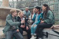Loving Her – Hanna (Banafshe Hourmazdi, 2.v.r.) hat endlich ihren Abschluss in der Tasche. Das feiert sie mit ihrer Freundin Sarah (Soma Pysall, r.) und ihren beiden Mitbewohnern Tobi (Leonard Kunz, l.) und Holly (Bineta Hansen, 2.v.l.).