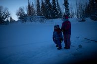 Alaska - Eisige Tradition – L-R: Sophie und Amiya im Schnee.