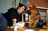Kommissar Rex – Kommissar Moser (Tobias Moretti, l.) und sein Partner Rex haben die Silvesternacht feuchtfröhlich verbracht. Während sie gebührend das neue Jahr gefeiert haben, sind in einem gutbürgerlichen Reihenhaus grausige Dinge passiert ...