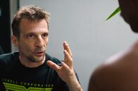 Einfach Schwarz – Als „JP“ (Jean-Pascal Zadi, re.) für eine Filmrolle bei Schauspieler und Regisseur Mathieu Kassovitz (er selbst, li.) vorspricht, kann er dessen Erwartungen nicht erfüllen.