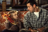 Big Daddy – Julian (Dylan Sprouse/Cole Sprouse, l.), der angeblich leibliche Sohn von Sonnys (Adam Sandler, r.) Mitbewohner Kevin Gerrity, bringt schon bald das Dasein des Lebenskünstlers total durcheinander ...