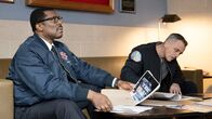 Chicago Fire – Untersuchen die Brandursache, l-r: Eamonn Walker als Chief Wallace Boden, David Eigenberg als Christopher Herrmann