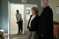 Navy CIS – Um einen Fall lösen zu können, braucht Gibbs (Mark Harmon, r.) Hilfe von Davis (Taye Diggs, l.). Dieser ist jedoch nicht bereit zu helfen. Doch Grace (Laura San Giacomo, M.) steht Gibbs zur Seite, um ihn umzustimmen ...