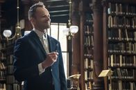 Elementary – Sherlock (Jonny Lee Miller) ist dahintergekommen, dass sein Bruder Mycroft beim MI Six ausgeschaltet werden soll, und versteckt ihn daraufhin in einer Bibliothek. Doch wer ist der Maulwurf, der Mycroft belastet?