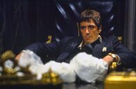 Scarface – Nun ist Tony Montana (Al Pacino) der mächtigste Drogenbaron von Miami – doch er verletzt eine wichtige Regel und verfällt selbst dem Kokain, das er vertreibt.