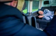 Sturm der Liebe – Markus (Timo Ben Schöfer, h.) wird von Krüger (Thorsten Nindel, v.) festgehalten.