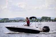 WaPo Bodensee – Rudertrainer Manfred Lindner (Joachim Raaf) gibt Anweisungen.; SWR WAPO BODENSEE, "Asche zu Wasser" Uhr im SWR. Rudertrainer Manfred Lindner (Joachim Raaf) gibt Anweisungen.