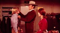 Coogans großer Bluff – In the middle Coogan (Clint Eastwood) and on right Julie Roth (Susan Clark).