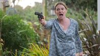 Obsession - Dunkles Verlangen – Vennie points the gun.