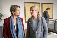 Der Samstagskrimi: Wilsberg – Margot Becker (Karin Giegerich, l.) warnt Mannis Sekretärin Ines Dorn (Mira Bartuschek, r.): Die Staatsanwaltschaft wird sie bezüglich der Verhaftung ihres Chefs zum Projekt „Bielefeld 23“ befragen.