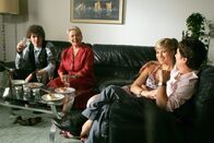 Die Lottosieger – (v.li.) David Heissig (Romeo Deschek), Brigitte Neumeister (Kriemhild Deschek), Hilde Dalik (Elfi Beck), Alexander Pschill (Dr. Rüdiger Rössler).