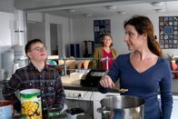Die Pfefferkörner – Ungenießbar: Beim Blick hinter den Tresen der Schulküche verziehen Matteo (Robin Huth) und Maria (Clelia Sarto) das Gesicht. Frau Schröder-Hartmann (Katharina Schütz, im Hintergrund) hat eine Idee...