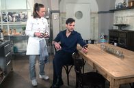 Rote Rosen – Carla (Maria Fuchs, l.) ist geschockt, als Philip (Marc Schöttner, r.) auf dem Handy eine heimliche Tonaufnahme findet, die Veit belastet.