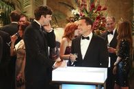 Two and a Half Men – Alan (Jon Cryer, r.) will unbedingt ein Date mit Lynda Carter, als er herausfindet, dass Walden (Ashton Kutcher, l.) sie kennt. Doch wird Walden ihm dabei behilflich sein?