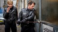 Notruf Hafenkante – Aus einer Garage wurden Hilferufe gemeldet. Während Mattes (Matthias Schloo) die verschlossene Tür öffnet, ruft Melanie (Sanna Englund) den Rettungswagen.