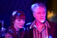 The Outlaws – Auch Frank (Christopher Walken) schaut auf Lady Gabby's (Eleanor Tomlinson) Party vorbei.