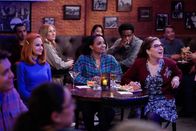 Call Me Kat – (v.l.n.r.) Sheila (Swoosie Kurtz); Randi (Kyla Pratt); Kat (Mayim Bialik)