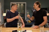 In aller Freundschaft – Nach langer Zeit finden die beiden Freunde Dr. Roland Heilmann (Thomas Rühmann, links) und Dr. Martin Stein (Bernhard Bettermann) etwas Zeit für ihre Freundschaft. Und die nutzen die beiden, um sich mal wieder klar zu machen, was sie aneinander haben.