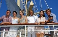 Unter weißen Segeln – Kapitän Jensen (Horst Janson, 3.v.re.) und seine Passagiere: Das Ehepaar Moritz (Sigmar Solbach, re.) und Wilma Fink (Daniela Ziegler, 2.v.re.), die beiden Freundinnen Beate (Sanne Schnapp, 2.v.li.) und Luise (Dorothea Schenck) sowie der schüchterne Physiker Dr. Karl Becker (Martin Weinek).